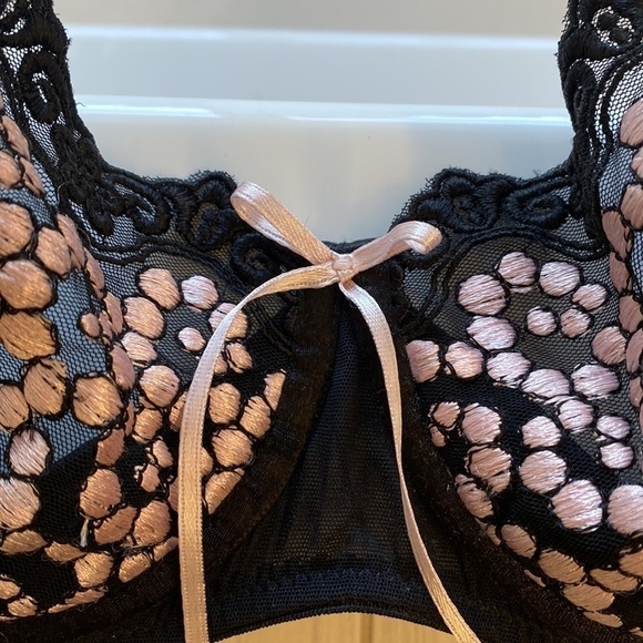 Bra; underwire, black and pink lace - Picture 3 of 8